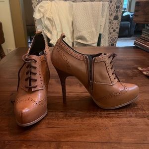 Size 7-7.5 Fergie heels. Good condition. Super cute.